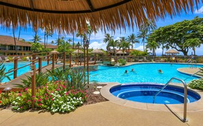 Una piscina al aire libre, una piscina climatizada