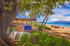 Ein Restaurant direkt am Strand mit Außenbereich, einem Pool und Blick aufs Meer.