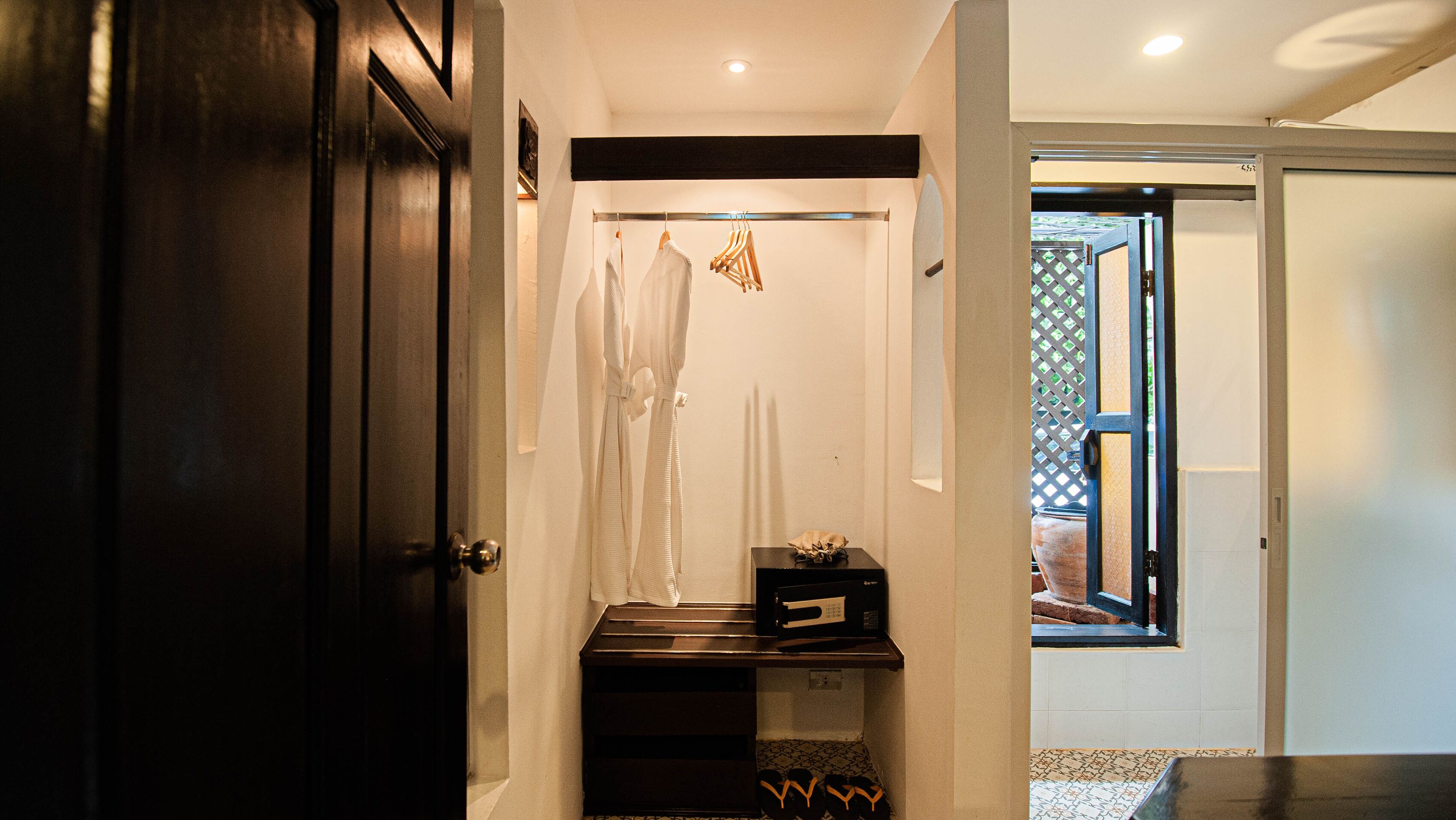 deluxe premier room | bathroom | free toiletries, hair dryer, towels