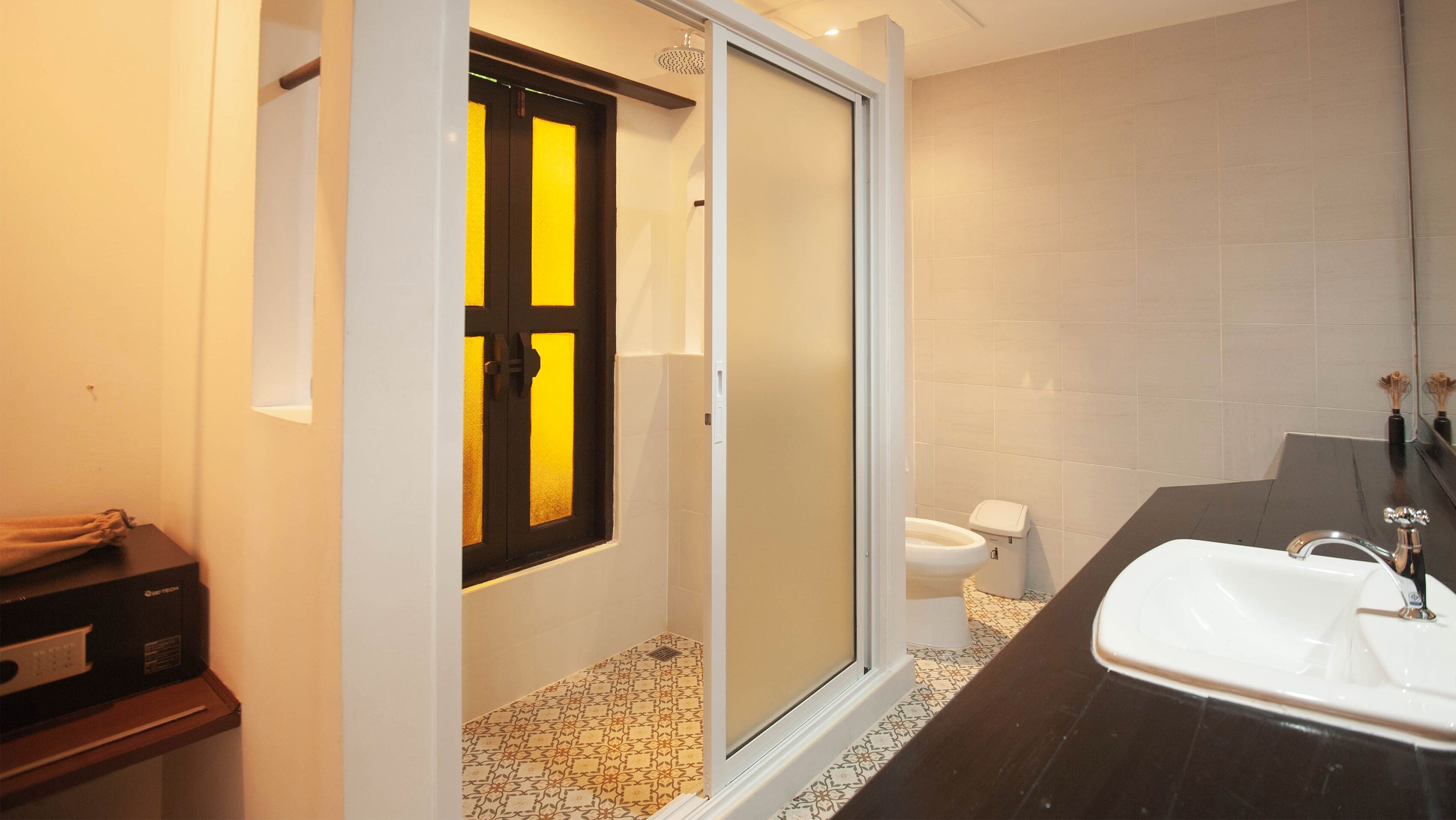 superior room | bathroom | free toiletries, hair dryer, towels