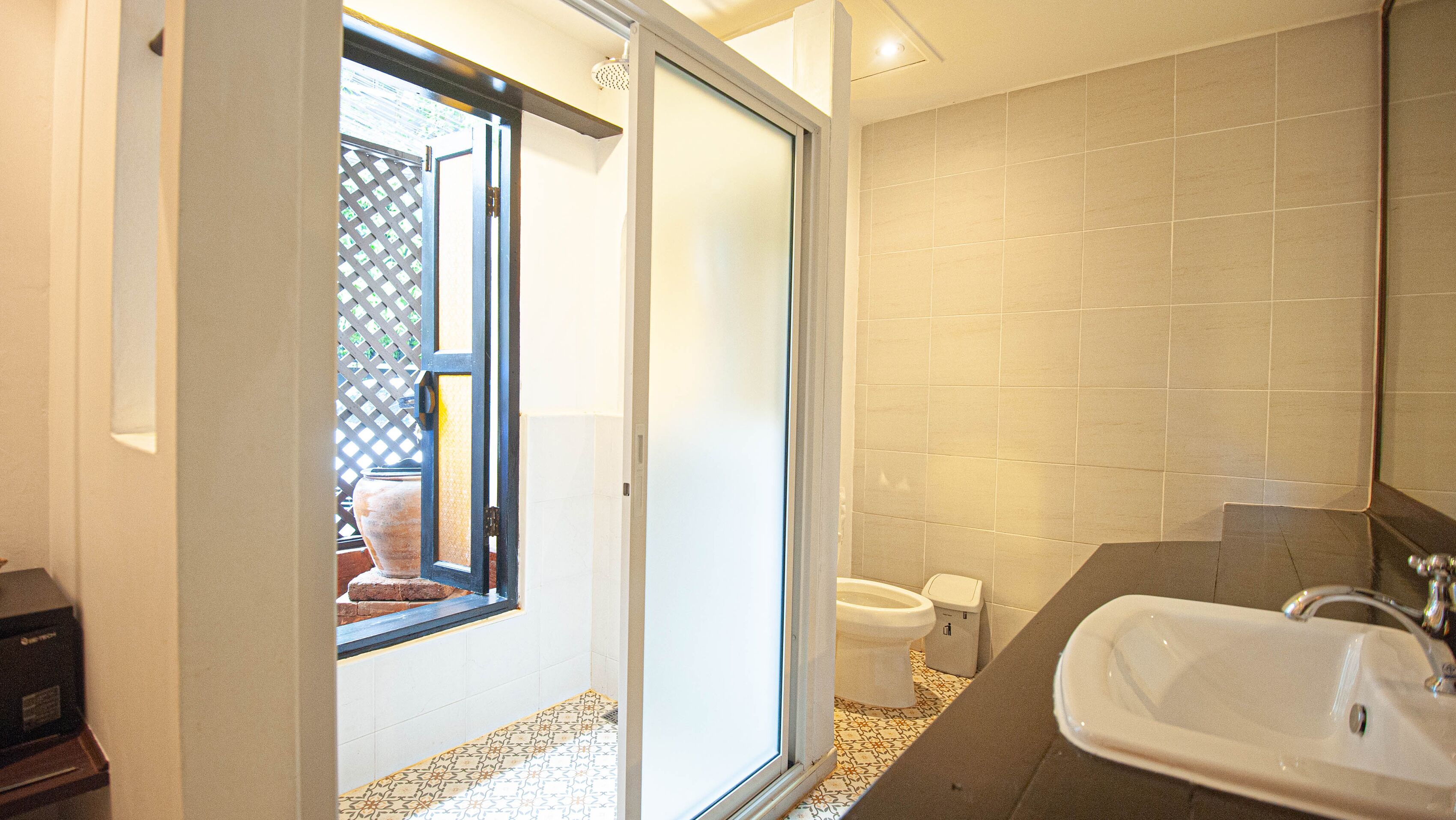 deluxe premier room | bathroom | free toiletries, hair dryer, towels