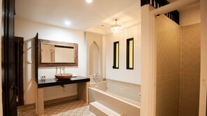 Suite presidencial | Baño | Artículos de higiene personal gratuitos, secador de pelo y toallas