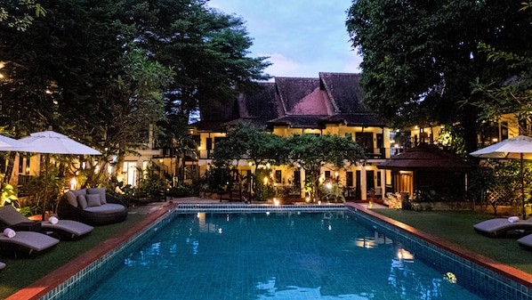 Una piscina al aire libre