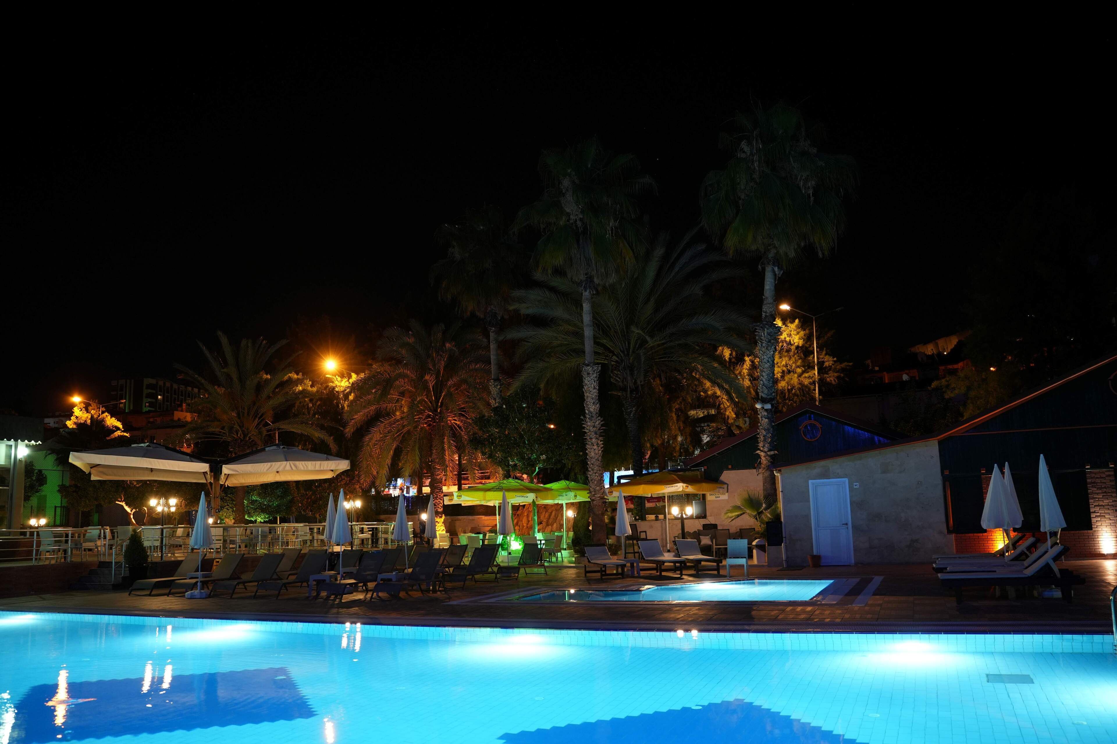 Seasonal outdoor pool, pool umbrellas, sun loungers