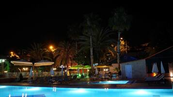 Alberca al aire libre por temporada y sombrillas en la alberca