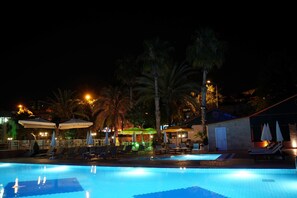 Seasonal outdoor pool, pool umbrellas, sun loungers