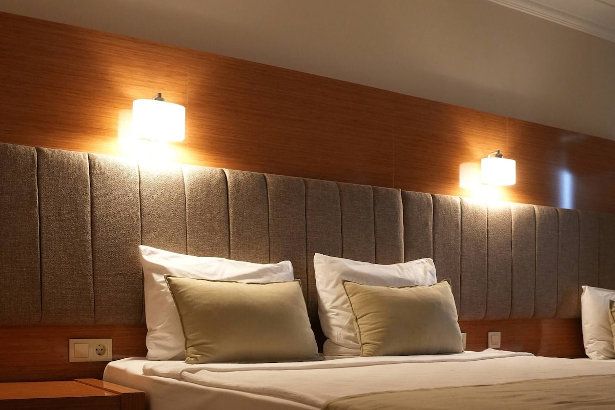 Een minibar, een kluis op de kamer, een bureau, beddengoed