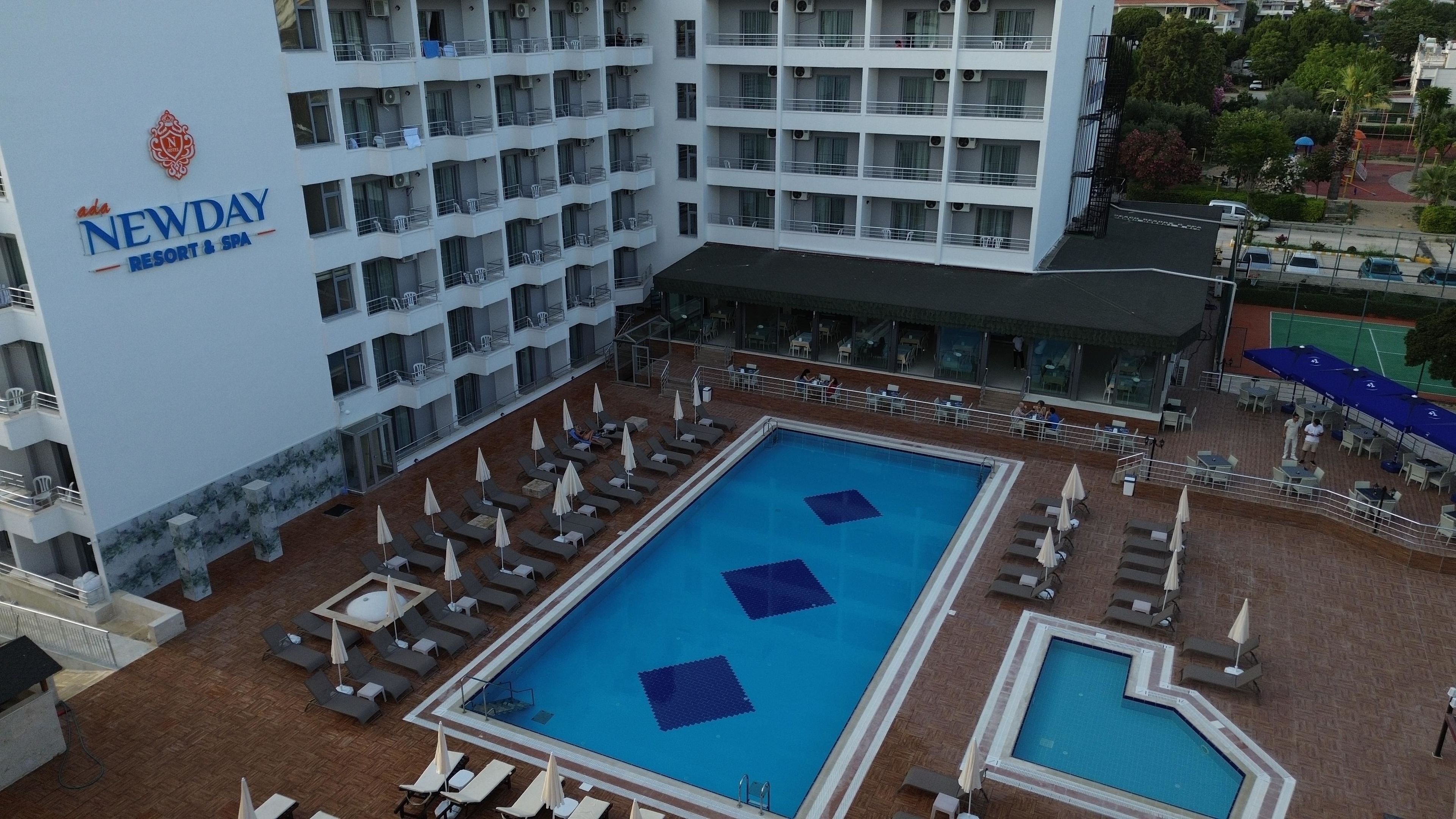 NewDay Resort & Spa met meerdere zwembaden, ligbedden en een overdekt buitengebied.