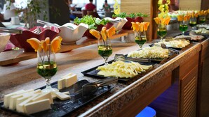 Ein reichhaltiges Buffet mit verschiedenen Speisen und Getränken.