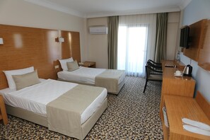 Minibar, coffres-forts dans les chambres, bureau, draps fournis