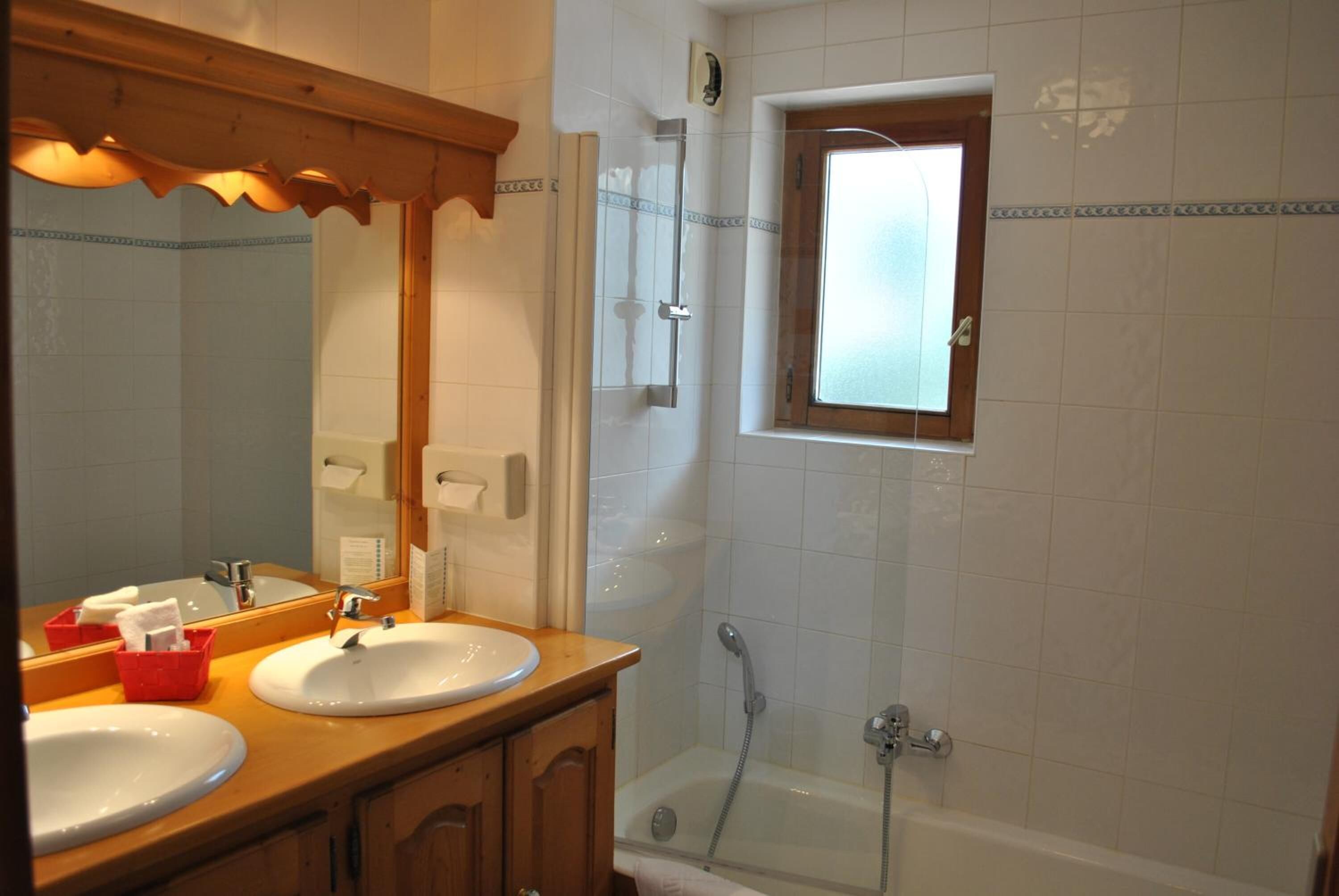 family room | bathroom | bathtub, free toiletries, hair dryer, towels