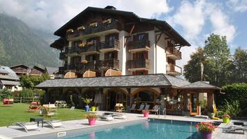 Seasonal outdoor pool, pool umbrellas, sun loungers