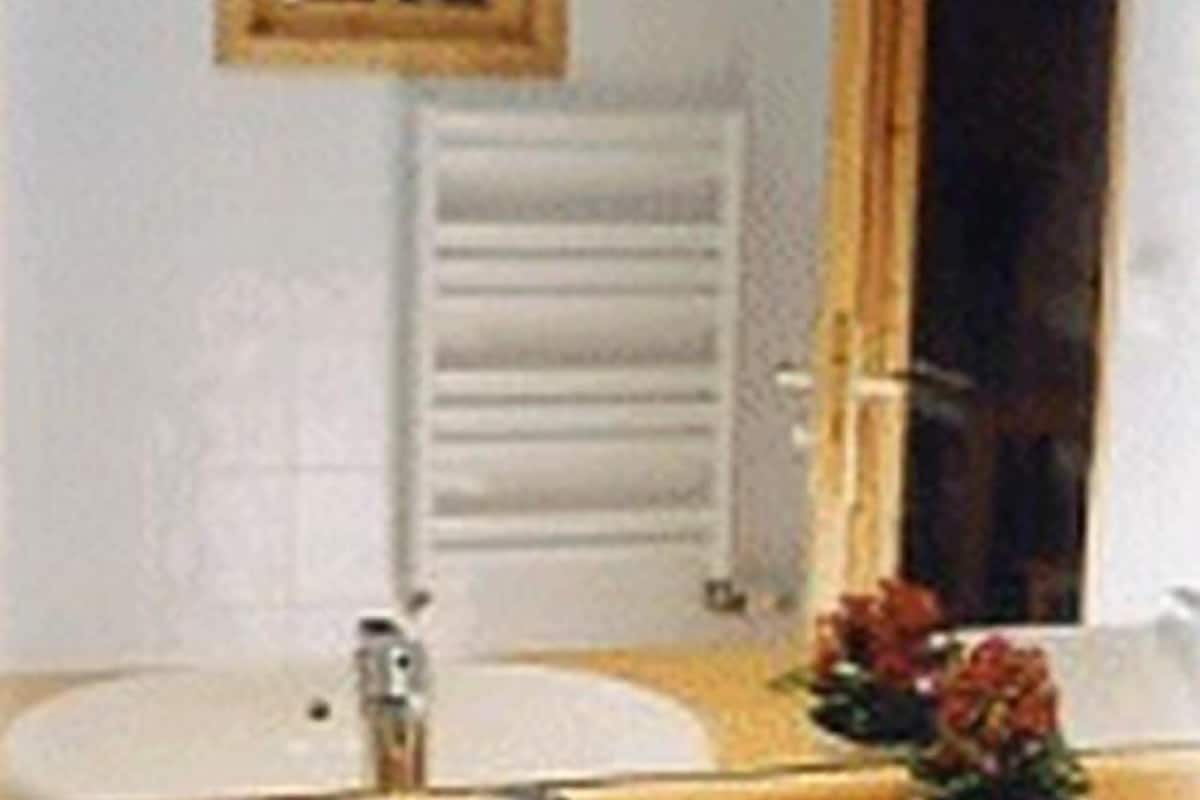 double room, 1 king bed | bathroom | bathtub, free toiletries, hair dryer, towels