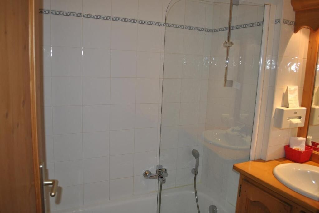 bathtub, free toiletries, hair dryer, towels