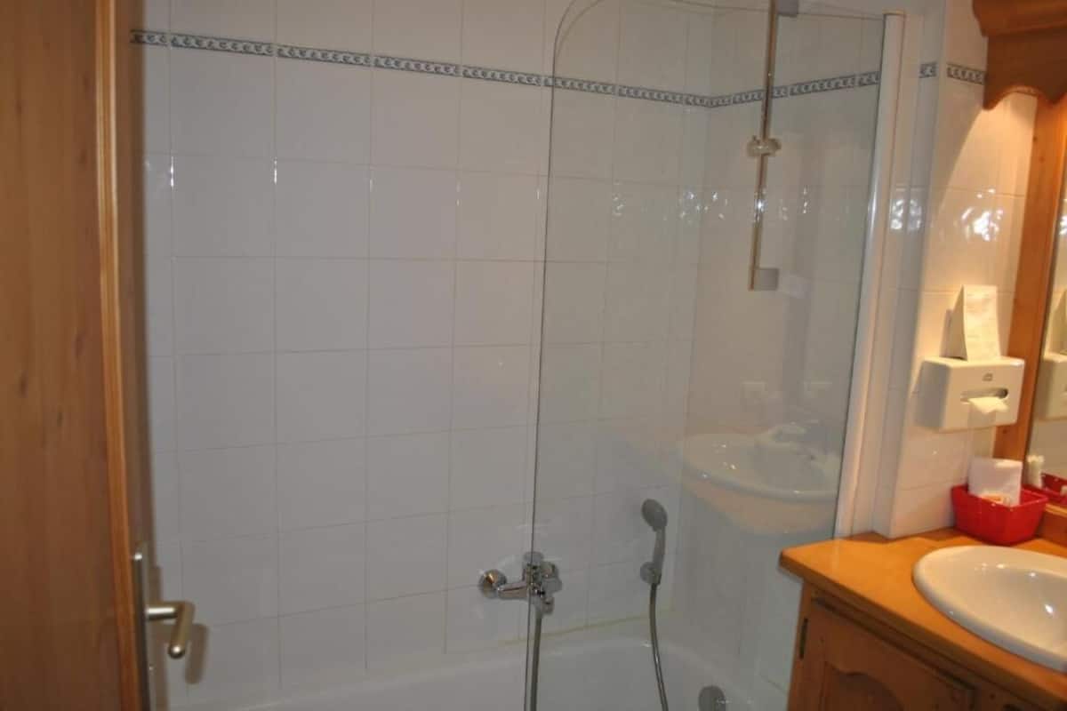 bathtub, free toiletries, hair dryer, towels