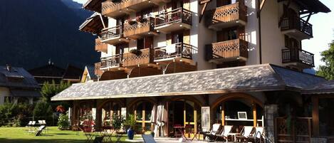 Piscine extérieure (ouverte en saison), parasols de plage