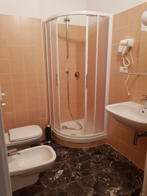 Ducha, artículos de tocador gratuitos, secador de pelo, bidet