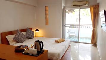 Comfort Studio, 1 Queen Bed | Free WiFi, bed sheets