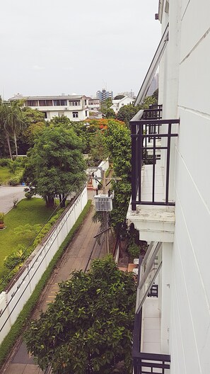 Free WiFi, bed sheets - The 20 at Sukhumvit 77 (Bangkok)