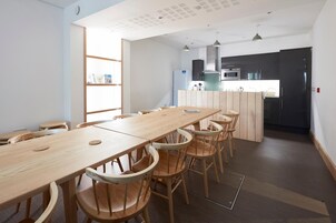 Refrigerador, horno, placa de cocina, utensilios de cocina