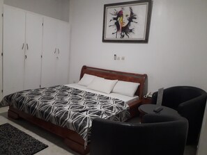 Luxury-Doppelzimmer, 1 King-Bett, Kühlschrank, Stadtblick | Hochwertige Bettwaren, Schreibtisch, laptopgeeigneter Arbeitsplatz