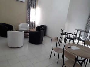 Junior-Suite, 1 King-Bett, Kühlschrank, Stadtblick | Essbereich im Zimmer