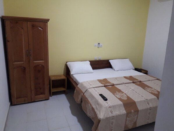 Standard Room, 1 King Bed, Non Smoking | Premium bedding, desk, laptop workspace, blackout drapes - Hotel Attoungblan (Yamoussoukro)