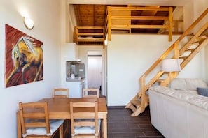 Departamento familiar, 2 habitaciones, vista a la alberca | Cocina privada | Refrigerador, microondas, horno y parrilla de estufa 