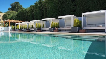 Seasonal outdoor pool, pool loungers