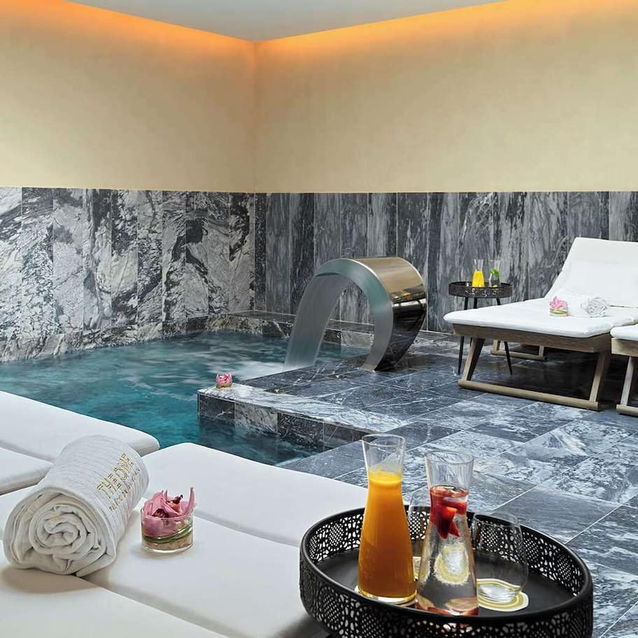 季节性开放的室外游泳池,日光浴躺椅