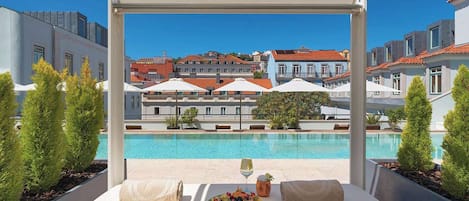En sÀsongsöppen utomhuspool och solstolar