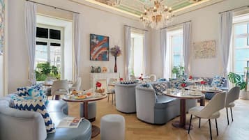 Daily cooked-to-order breakfast (EUR 32 per person)
