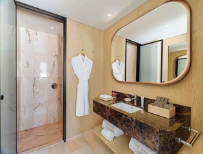 Designer toiletartikelen, een haardroger, badjassen, pantoffels