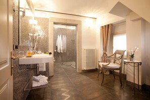 Superior Quadruple Room | Bathroom - Relais B&B Villa Sizzo (Trento)