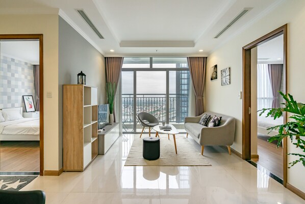 Appartement Deluxe, 3 chambres | Coin séjour | TV connectée