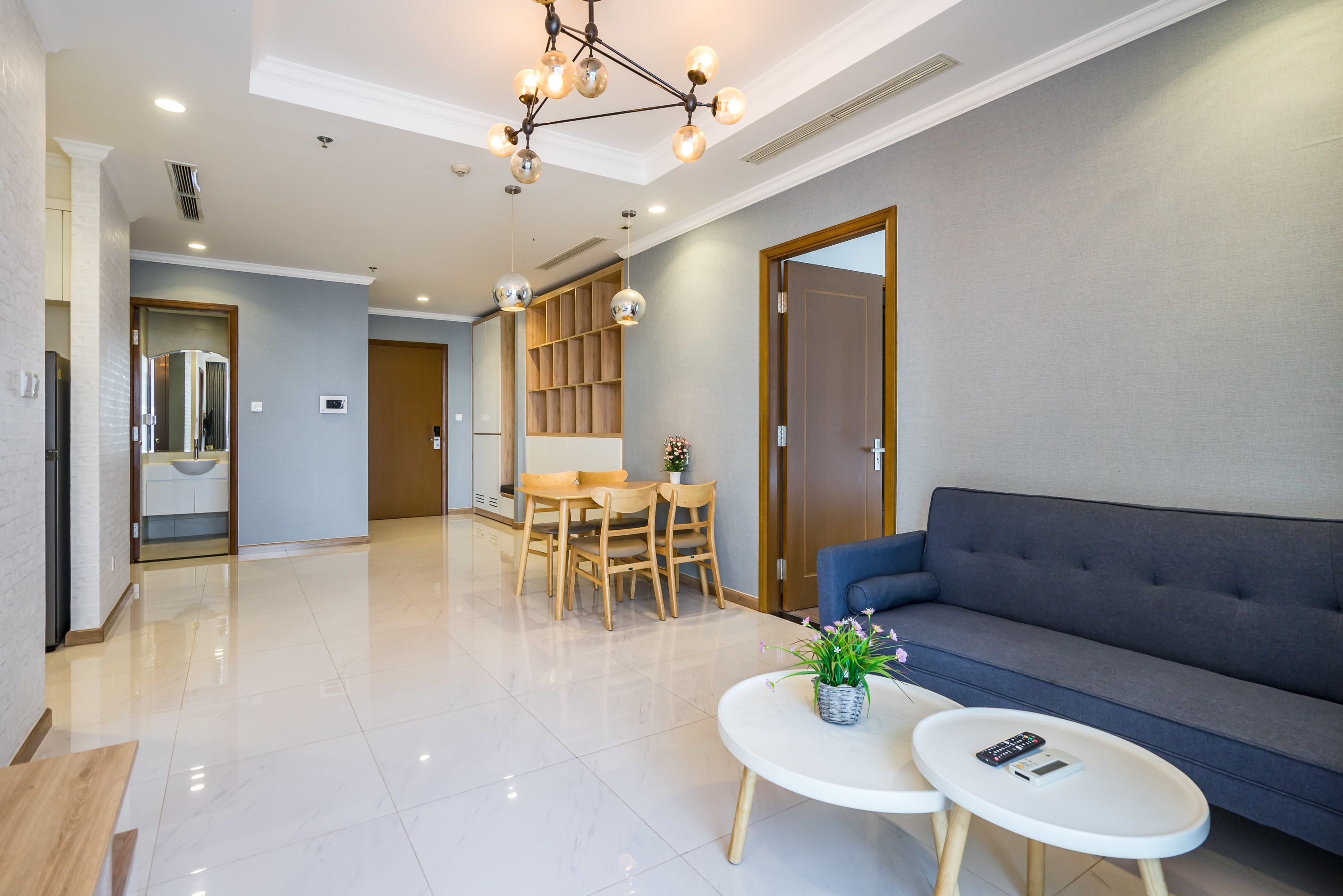 Apartamento Deluxe, 3 habitaciones | Zona de estar | Una Smart TV