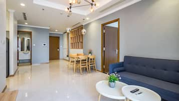 Apartamento Deluxe, 3 habitaciones | Zona de estar | Una Smart TV