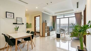 Apartamento Deluxe, 3 habitaciones | Zona de estar | Una Smart TV