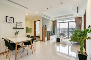 Deluxe-Apartment, 3 Schlafzimmer | Wohnbereich | Smart-TV