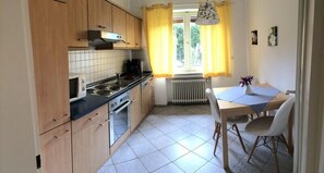 Appartamento, terrazzo (Enzian) | Cucina privata | Frigorifero, microonde, piano cottura, macchina per tè/caffè