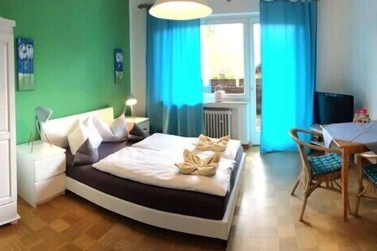 Apartment, Balcony (Felsenbluemchen) | Individually decorated, individually furnished, free WiFi, bed sheets