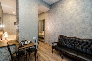 ห้องจูเนียร์สวีท | ตู้นิรภัยในห้องพัก, โต๊ะทำงาน, เตารีด/โต๊ะรีดผ้า, เตียงเสริม/เปล