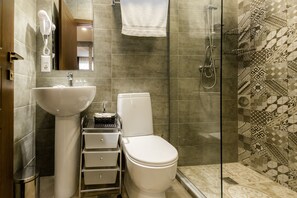 Standard Triple Room | Bathroom - Hotel Angel (Tbilisi)