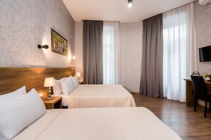 ห้องสแตนดาร์ดทริปเปิล | ตู้นิรภัยในห้องพัก, โต๊ะทำงาน, เตารีด/โต๊ะรีดผ้า, เตียงเสริม/เปล