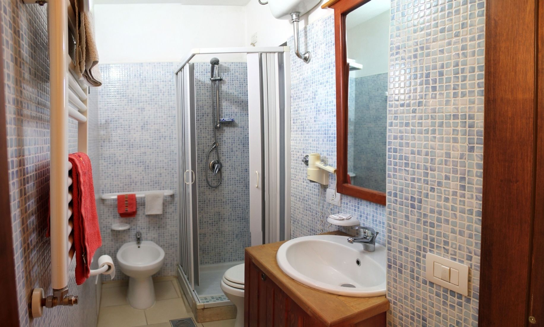 Douche, douche à « effet pluie », articles de toilette gratuits