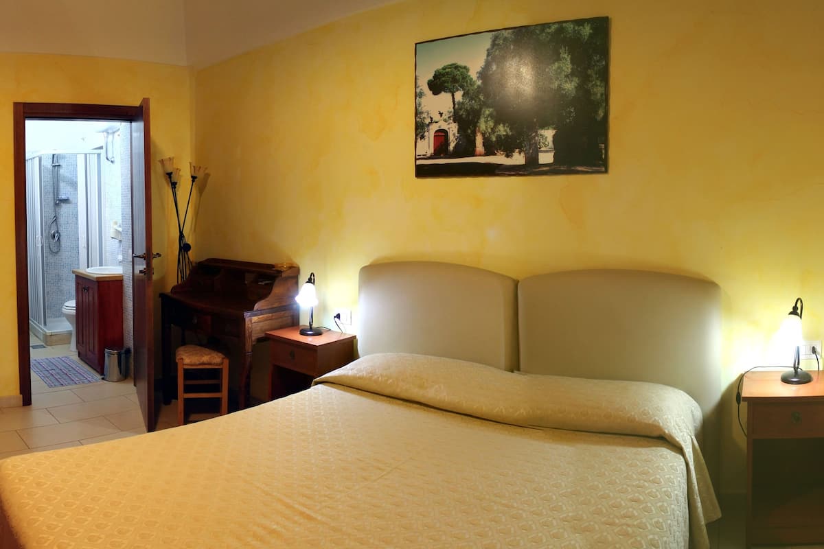 Kamar Double Comfort | Seprai antialergi, brankas, meja kerja, dan setrika/meja setrika