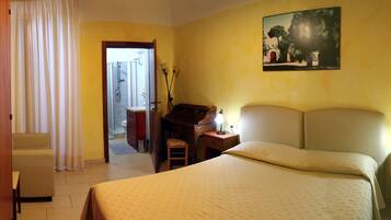 舒適雙人房 | 低過敏寢具、客房內保險箱、書桌、熨斗/熨衣板