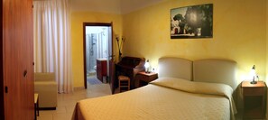 Comfort Double Room | Hypo-allergenic bedding, in-room safe, desk, iron/ironing board - B&B Frammenti D'Itria (Ceglie Messapica)