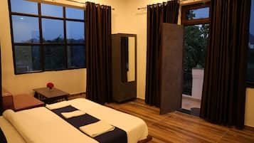 Luxury Double Room, 1 Double Bed, Smoking | Laptop workspace, free WiFi, bed sheets