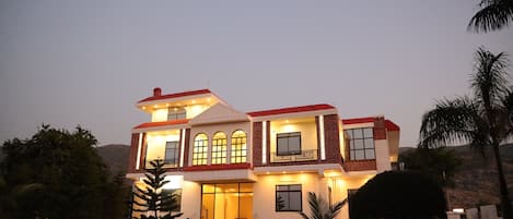 Fachada de la propiedad